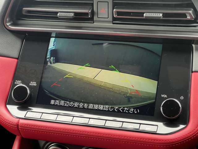 バックビューモニター標準装備です！エアロ装着車両で心配な駐車場のタイヤ止めもバックカメラがあれば安心ですね！カラーごとに線が分けられているのも嬉しいポイント！