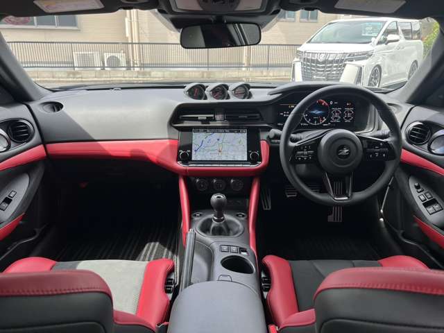 内装も目立つ傷等なく非常に綺麗に保たれております！USEDカーとなりますので気になる方は現車確認をオススメいたします！フェアレディZのスポーティーな内装を是非店頭で体感してください！