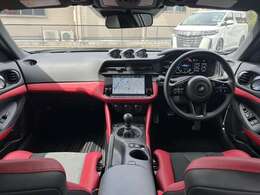 内装も目立つ傷等なく非常に綺麗に保たれております！USEDカーとなりますので気になる方は現車確認をオススメいたします！フェアレディZのスポーティーな内装を是非店頭で体感してください！