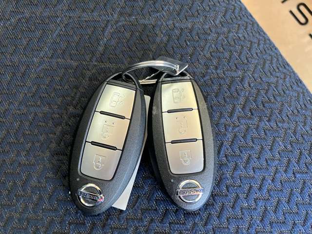 日産インテリジェントキー！遠くからでも鍵を開けられます。ハザード ランプが連動して光ってくれるのも 確認しやすくていいですよね♪