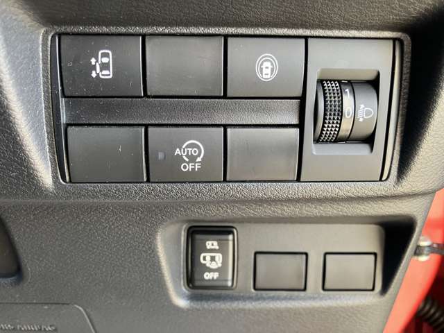電動片側スライドドアは運転席のスイッチでも開閉可能です。
