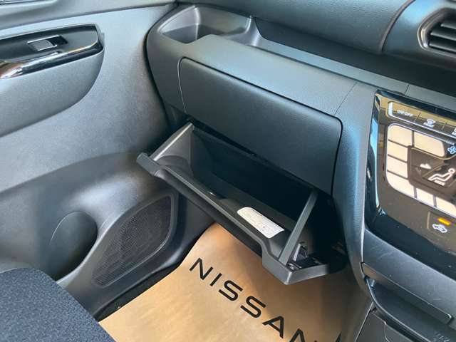 車検証一式が入りやすくなっています。