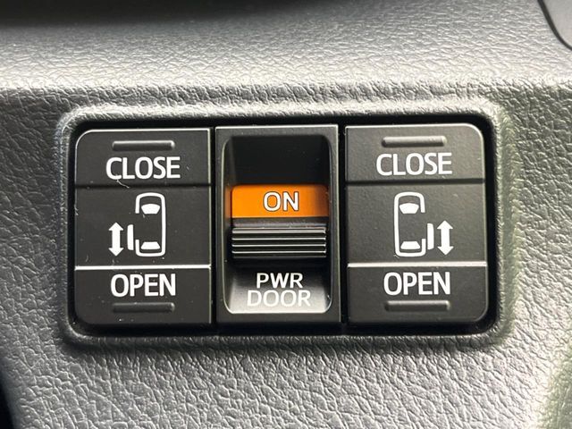 【両側パワースライドドア】スマートキーや運転席のスイッチで後席両側スライドドアの開閉が可能♪電動だから力を入れてドアを開ける必要が無く、小さなお子様でも簡単に開け閉めでき快適です♪