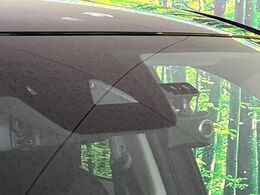 【スマートブレーキサポート】走行中に前方の車両等を認識し、衝突しそうな時は警報とブレーキで衝突回避と被害軽減をアシスト。より安全にドライブをお楽しみいただけます。