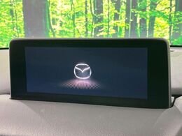 【8.8インチマツダコネクト】車内の雰囲気にマッチした大型のディスプレイ。スマホ接続でのナビ使用やBluetooth再生等、様々な機能が楽しめます。直感的なダイヤル操作が可能で、使い勝手も良好です。