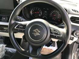 握りやすいステアリングです！オーディオコントローラーが付いてます！ハンドル右側には高速走行で安心で追従走行が可能なアダプティブクルーズコントロールが付いてます！コメン