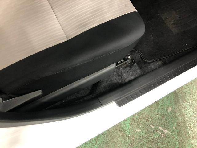 痛みの出やすい運転席シートの角、フロアマット、座面、ともに良好です