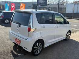 キセノンはハロゲンの約2倍の光量でより明るく遠くを照らしますので、夜間でも安心ですね。フォグは雨や霧などの悪天候時や夜間に明るい光でこのクルマ（自車）の存在をアピールします！！