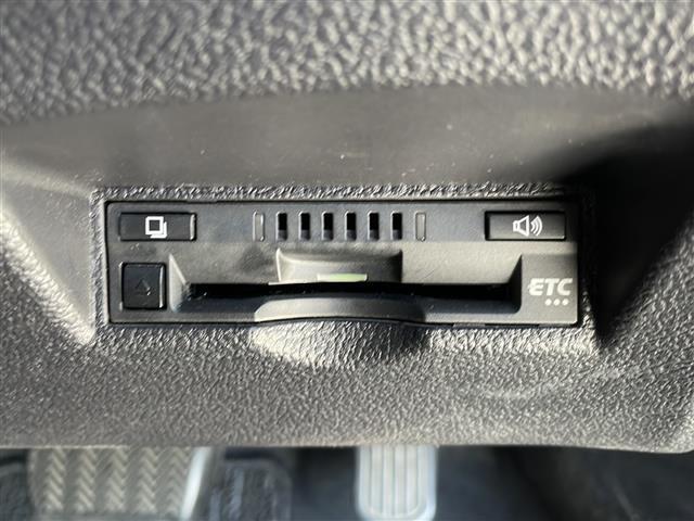 【ETC】有料道路を利用する際に料金所で停止することなく通過できる、ETC車載器（ノンストップ自動料金収受システム機器）が装備されています。セットアップを行うことで利用可能になります。