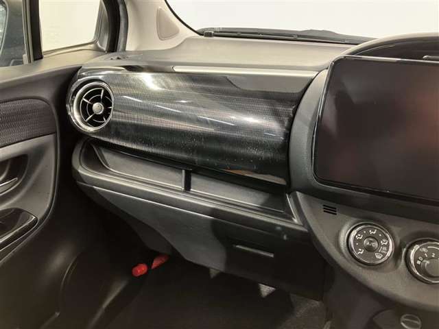 シートや窓ガラス、内張などに、ヤニ汚れなどがないため禁煙車と思われます。しかしニオイの感じ方は人それぞれなので現車確認をおすすめします。