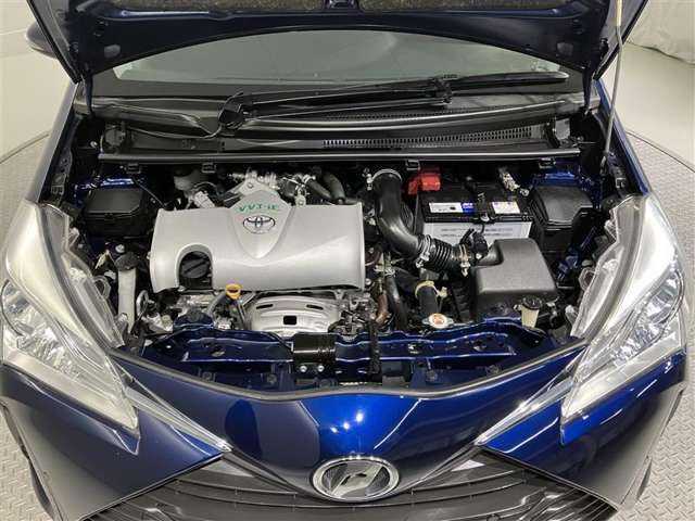 エンジンルーム普段は見えないエンジンルームですが、お手入れが大切な場所ですね。トヨタカローラ名古屋のU-Carはエンジンルームも仕上げております
