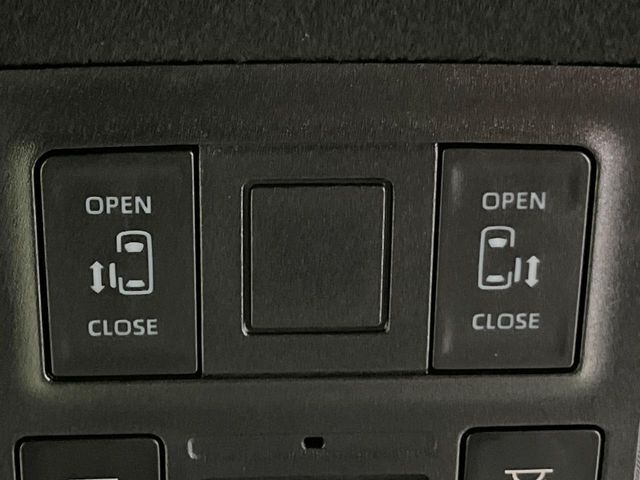 【両側パワースライドドア】スマートキーや運転席のスイッチで後席両側スライドドアの開閉が可能♪電動だから力を入れてドアを開ける必要が無く、小さなお子様でも簡単に開け閉めでき快適です♪