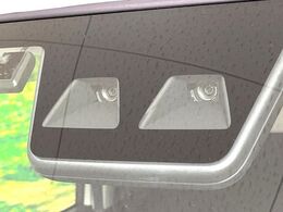 【スマートアシスト】走行中に前方の車両等を認識し、衝突しそうな時は警報とブレーキで衝突回避と被害軽減をアシスト。より安全にドライブをお楽しみいただけます。