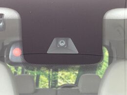 【エマージェンシーブレーキ】走行中に前方の車両等を認識し、衝突しそうな時は警報とブレーキで衝突回避と被害軽減をアシスト。より安全にドライブをお楽しみいただけます。