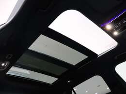 【室内に開放感が溢れるサンルーフ】広大な面積のガラスルーフが、室内に大きな開放感をもたらします。オープン時に雨が降り出した場合は自動で閉まるので安心です！