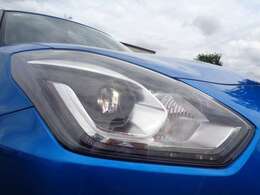 LEDヘッドライトは本当に明るくて安全です☆暗い夜道からお客様を守ってくれます☆運転しやすいですし、自慢にもなるかも？黄色いハロゲンライトと是非見比べてください☆