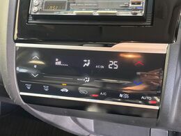【オートエアコン】一度お好みの温度に設定すれば、車内の温度を検知し風量や温度を自動で調整。暑い…寒い…と何度もスイッチ操作をする必要はありません。快適な車内空間には必須の機能ですね♪