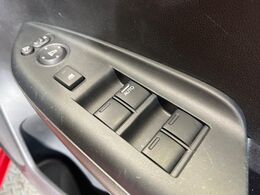 【電動格納ミラー】サイドミラーは電動格納式となっており、狭い駐車場でもキズがつくリスクを抑えられます。
