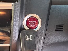 【Hondaスマートキー】カバンやポケットに入れたままでもドアの施錠・解錠が可能なスマートキーを装備。エンジンのオン・オフ時もカギを取り出す必要が無いからとっても便利です♪