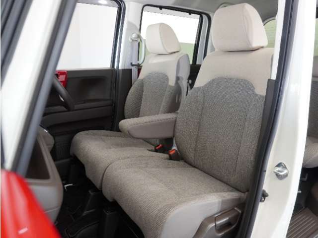 運転席と助手席は足元が繋がっているので自由に行き来しやすいので駐車場が狭いときでも助手席側からスムーズに乗り降りできて便利！