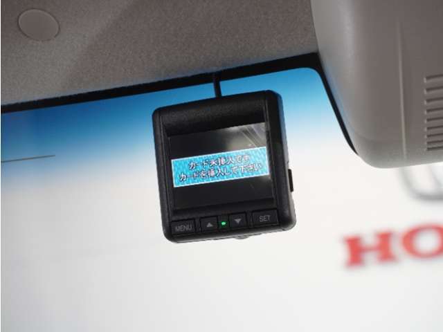 ◆ドライブレコーダー◆映像・音声などを記録する自動車用の装置です。　もしもの事故の際の記録はもちろん、旅行の際の思い出としてドライブの映像を楽しむことができます。