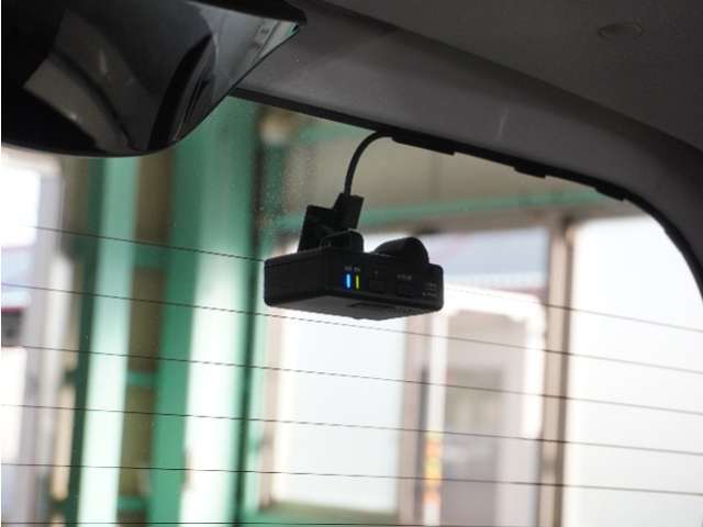 この車にはリアにもドライブレコーダーを装備しております◆映像・音声などを記録する自動車用の装置です。　もしもの事故の際の記録はもちろん、旅行の際の思い出としてドライブの映像を楽しむことができます。