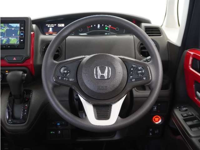 【Honda SENSING】 カメラ等装置で精度の高い検知能力を発揮、安全運転を支援します。ステアリング上のコントローラーに注目！