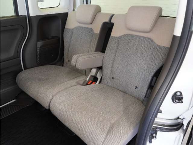 家族やご友人とBBQに行くとき、楽しさは道中の車内から始まっています！このベンチシートに座って、みんなで和気あいあい盛り上がりましょう！