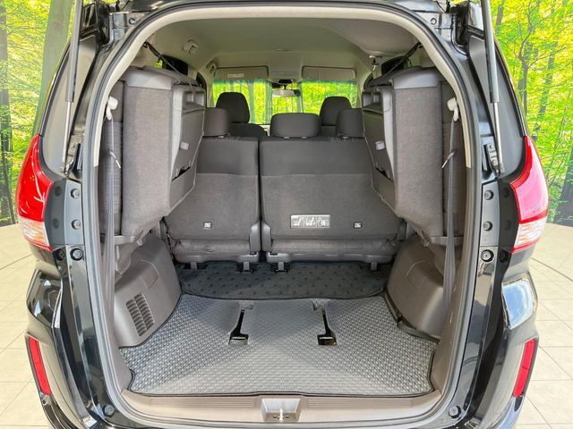 後席を格納すると、これだけの広さが！シーンに合わせたシートアレンジで、大きな荷物も積むことが出来ます♪
