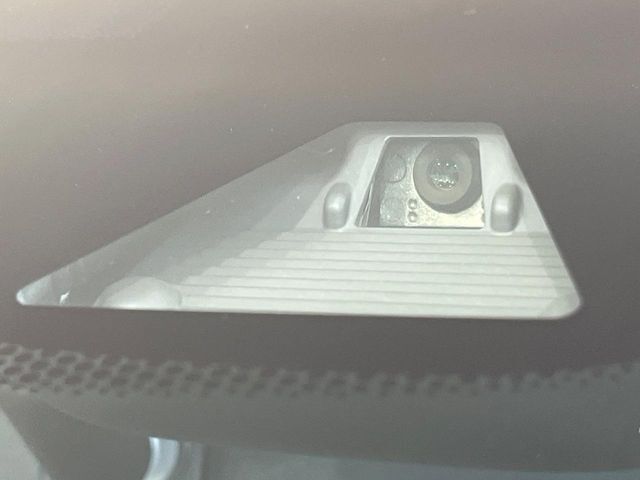 【ホンダセンシング】走行中に前方の車両等を認識し、衝突しそうな時は警報とブレーキで衝突回避と被害軽減をアシスト。より安全にドライブをお楽しみいただけます。