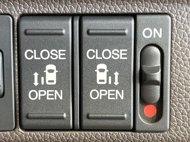 【両側パワースライドドア】スマートキーや運転席のスイッチで後席両側スライドドアの開閉が可能♪電動だから力を入れてドアを開ける必要が無く、小さなお子様でも簡単に開け閉めでき快適です♪