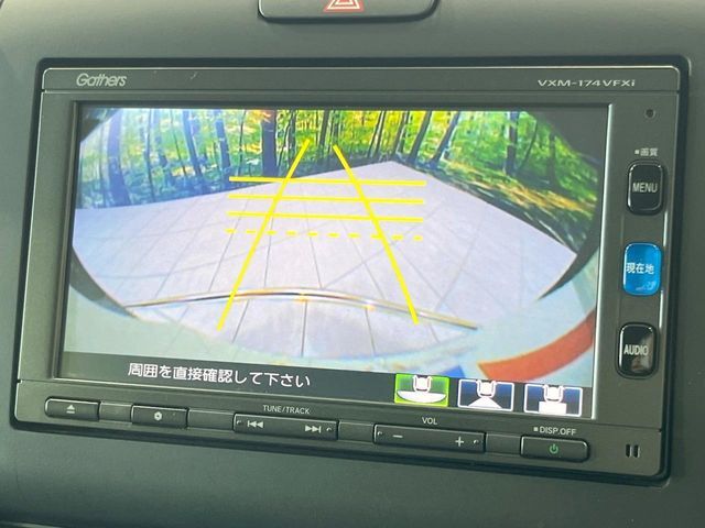 【バックカメラ】駐車時に後方がリアルタイム映像で確認できます。大型商業施設や立体駐車場での駐車時や、夜間のバック時に大活躍！運転スキルに関わらず、今や必須となった装備のひとつです！