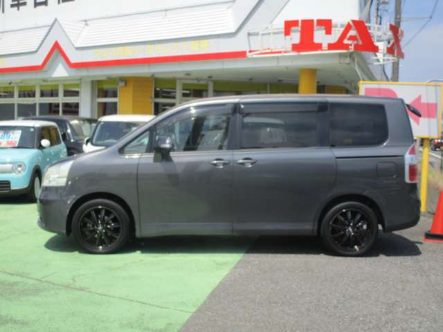 当社の買い取り車両です。ユーザー様より買い取りさせて頂いた車両を直接販売させて頂いておりますので、中間マージン等余計な経費がかかりません。