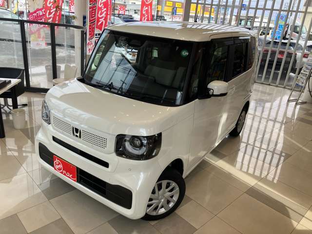 スーパーアップル青森店は屋根付きの広々とした大規模展示場です！天気がいい日も悪い日もごゆっくりお車選びが出来ます☆