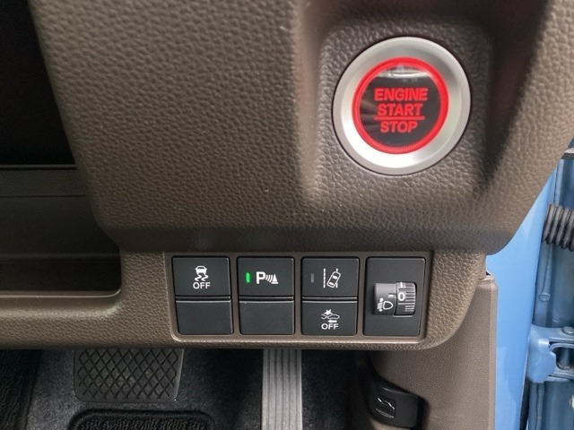 駐車や出庫時に障害物が接近するとお知らせしてくれるパーキングセンサーシステムつき。