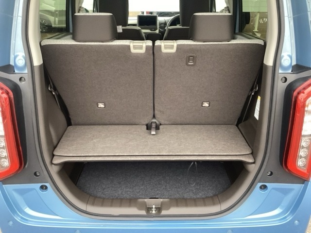 上下に分かれた荷室。上に買い物荷物・下に靴や趣味道具を入れて使い分けできます！