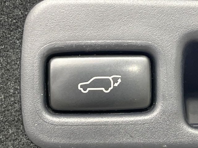 【パワーバックドア】スマートキーや運転席のボタンを押すだけでリアゲートが自動で開閉します！荷物を持っている時や、高い位置にあるバックドアを閉める際に便利な機能です♪