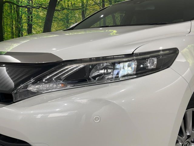 【LEDヘッドライト】悪天候や夜間走行時も良好な視界を確保し安心して運転できる高輝度LEDヘッドライトを装備！点灯速度が早く、消費電力も抑えられています。