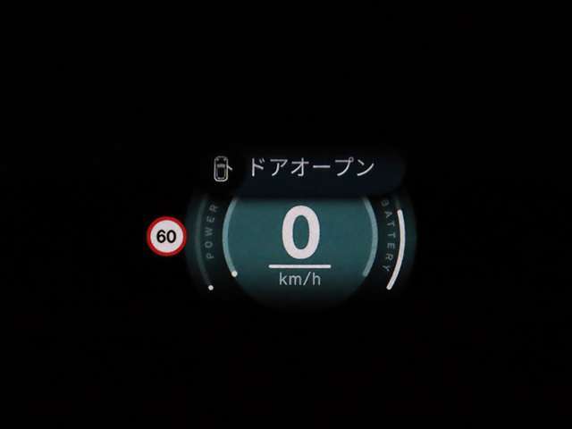 ヘッドアップディスプレイは視認性が非常に良く、運転時の視線を逸らさず様々な情報の確認が行えます。