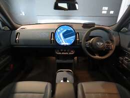 運転席及び助手席におかけになっている瞬間をイメージしてみてください。重厚感のある室内空間は外からの音を遮断し、唯一のプライベート空間を演出しております。