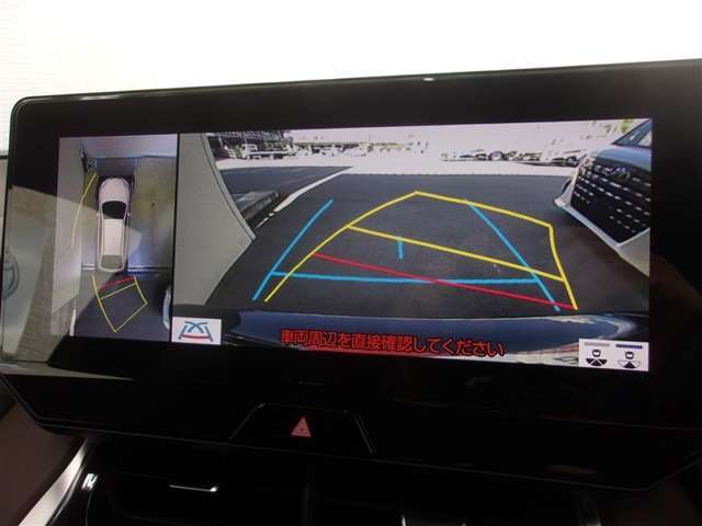 パノラミックビューモニター付きです。車両を上から見たような映像をディスプレイオーディオ画面に表示、運転席からの目線だけでは見にくい、車両周辺の状況をリアルタイムでしっかり確認できます。