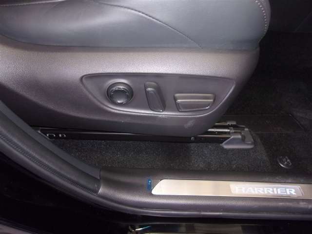 パワーシート搭載。微妙な調整が手軽にでき、ピッタリのポジションで運転することが可能です。