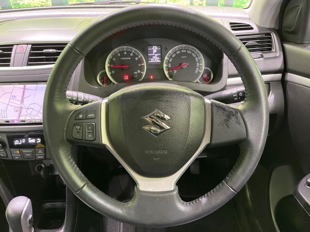 インテリアに合わせたデザインのステアリングは、運転される方のことも考え、運転しやすい形状、大きさです。是非一度、実際に触ってお確かめください。