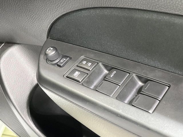 【電動格納ミラー】サイドミラーは電動格納式となっており、狭い駐車場でもキズがつくリスクを抑えられます。