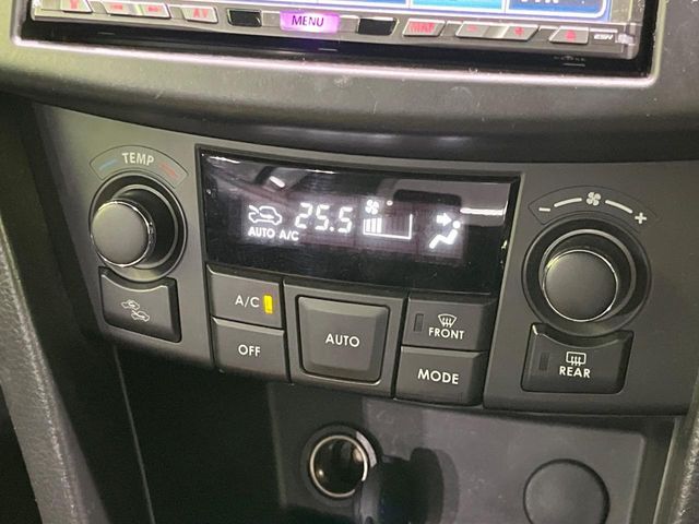 【オートエアコン】一度お好みの温度に設定すれば、車内の温度を検知し風量や温度を自動で調整。暑い…寒い…と何度もスイッチ操作をする必要はありません。快適な車内空間には必須の機能ですね♪