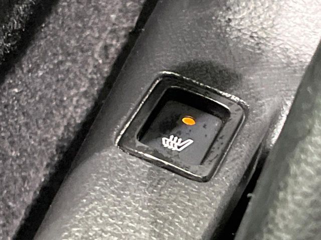 【シートヒーター】寒い日に重宝するシートヒーター！エアコンより早く温まってくれるので寒がりの人も安心ですね♪エアコンの温風は乾燥するから苦手、という方にもをおすすめです。