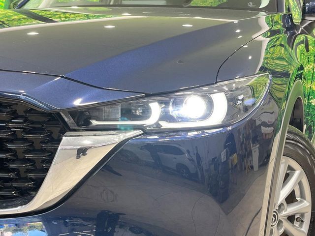 【LEDヘッドライト】悪天候や夜間走行時も良好な視界を確保し安心して運転できる高輝度LEDヘッドライトを装備！点灯速度が早く、消費電力も抑えられています。