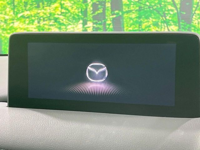 【10.25インチマツダコネクト】車内の雰囲気にマッチした大型ディスプレイ。スマホ接続でのナビ使用やBluetooth再生等、様々な機能が楽しめます。直感的なダイヤル操作が可能で、使い勝手も良好です。