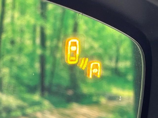 【ブラインドスポットモニタリング】走行中、ドアミラーの死角になりやすい箇所に後続車が接近するとサイドミラー付近に警告を表示、ドライバーに注意喚起をしてくれます。