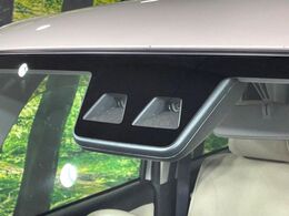 【スマートアシスト】走行中に前方の車両等を認識し、衝突しそうな時は警報とブレーキで衝突回避と被害軽減をアシスト。より安全にドライブをお楽しみいただけます。